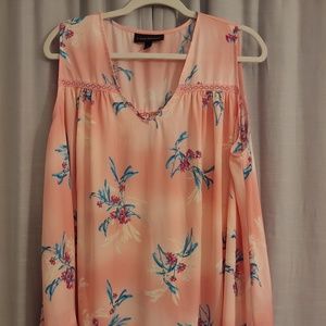 SALE 2/$10 EUC Sleeveless Blouse with V-Neck